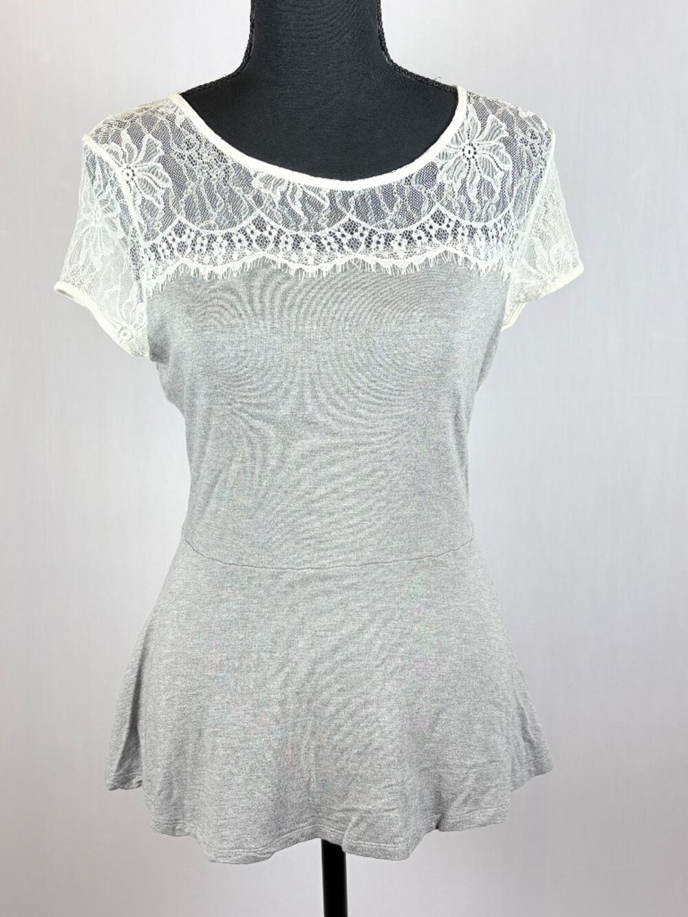 Kensie | Lace Zip Front Peplum Top | M | Gray White Soft Jersey Knit Feminine